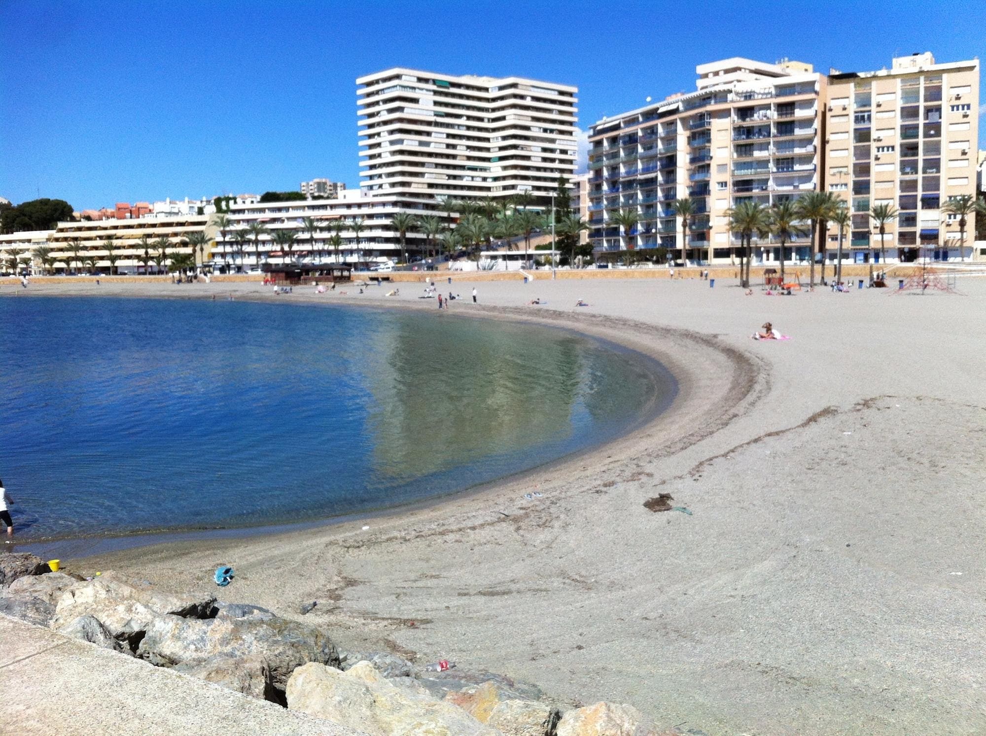 Playa y bahía de Aguadulce con el paseo marítimo, Almería