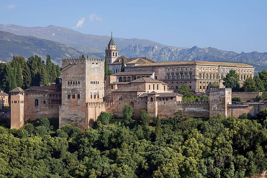 Alhambra de Granada con Sierra Nevada al fondo