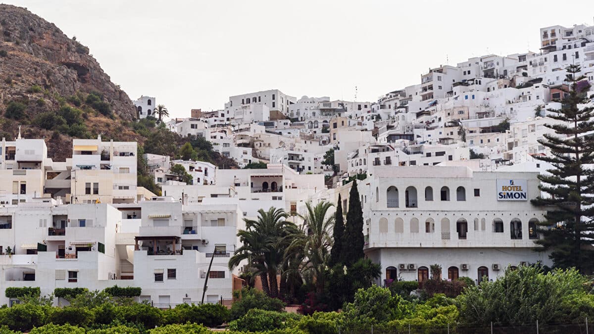 Pueblo blanco de Mojácar con vistas al Mediterráneo