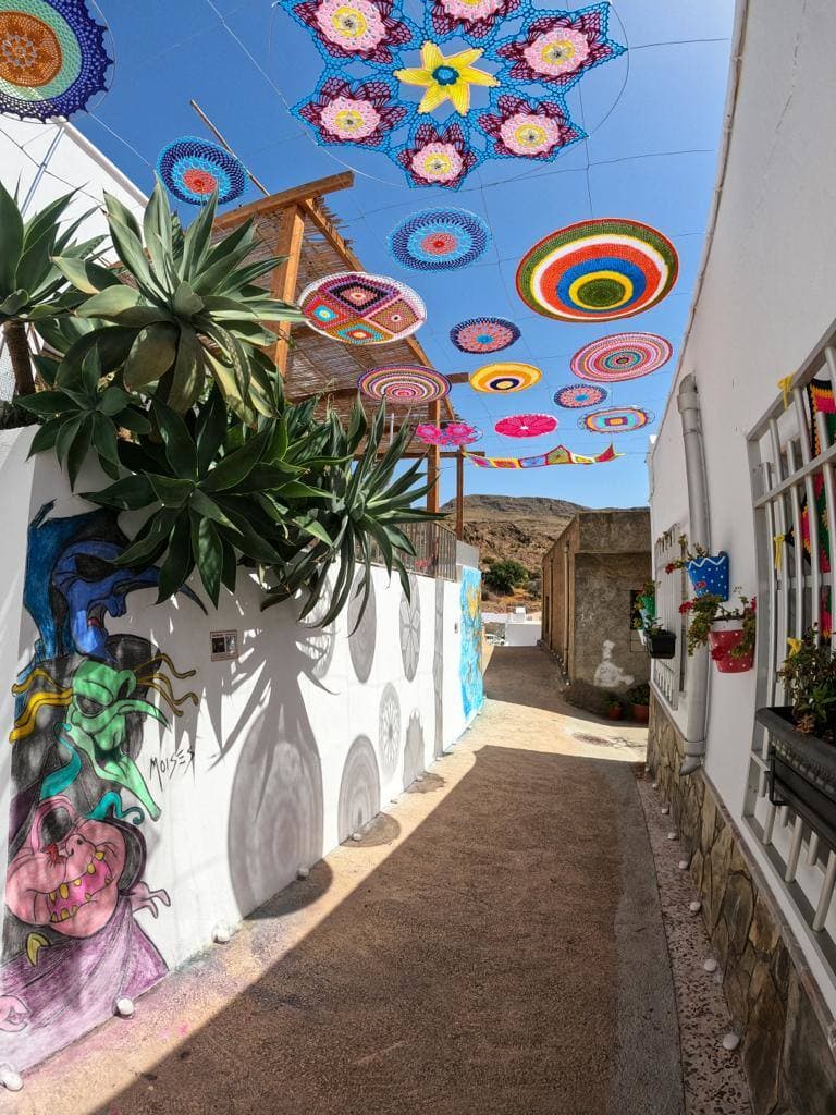 Plaza y callejón con murales de Vícar, Almería